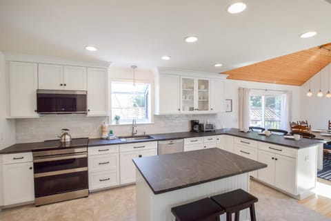 3000 Sq Ft Home with Hot Tub House in North Eastham