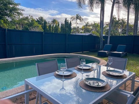 Dining area, Garden view, Pool view, Swimming pool, sunbed