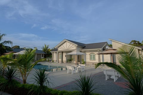 Property building, Day, Pool view, Swimming pool, sunbed