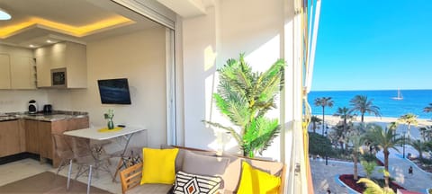 Balcony/Terrace, Lounge or bar, Sea view, Sea view, stove, kitchen