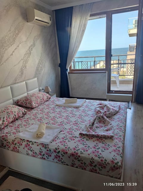 Bed, View (from property/room), Balcony/Terrace, Bedroom, Sea view, towels