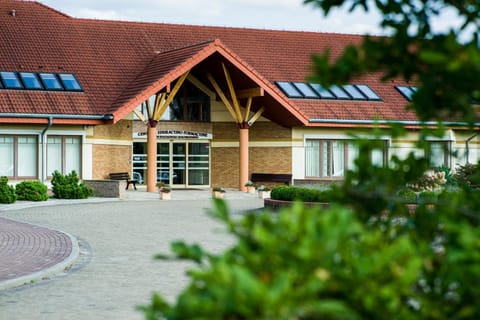 Property building, Facade/entrance, Spring, Day, Garden, Breakfast