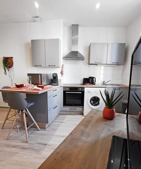 Kitchen or kitchenette, Dining area, minibar, pet friendly, stove, toaster, washing machine