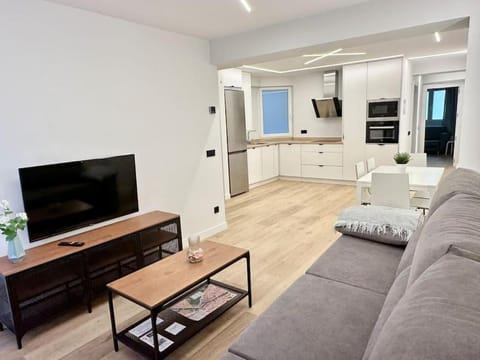 Communal lounge/ TV room, TV and multimedia, Kitchen or kitchenette, Living room, Seating area, Dining area, Evening entertainment, oven, stove