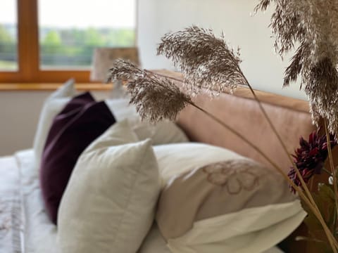 Bed, Photo of the whole room, Seating area