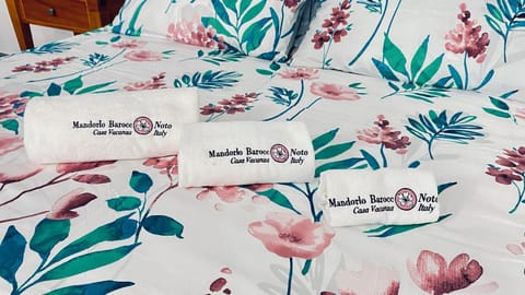 Bed, Bedroom, towels, towels