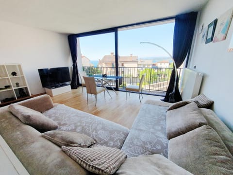 Communal lounge/ TV room, TV and multimedia, View (from property/room), Balcony/Terrace, Living room, Seating area, Evening entertainment