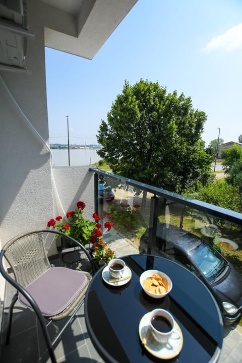 View (from property/room), Balcony/Terrace, River view