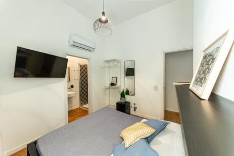 Bed, TV and multimedia, Photo of the whole room, Bedroom, hair dresser