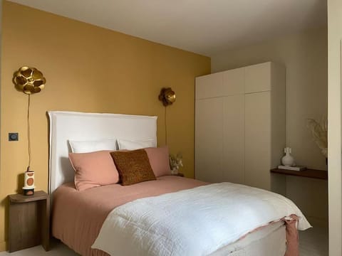 Bed, Photo of the whole room, Bedroom, wardrobe