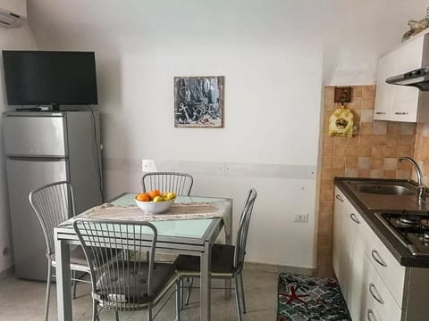 TV and multimedia, Kitchen or kitchenette, Dining area, stove
