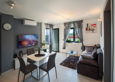 TV and multimedia, Living room, Seating area, Dining area