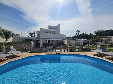 Property building, Day, Pool view, Swimming pool, Swimming pool, sunbed