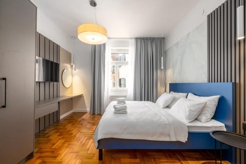Bed, TV and multimedia, Photo of the whole room, Bedroom, towels