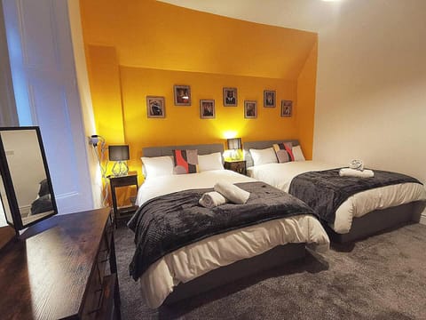 Spacious & comfy 4 bed house, 6 Beds, Free Private Parking & Wifi House in Wirral