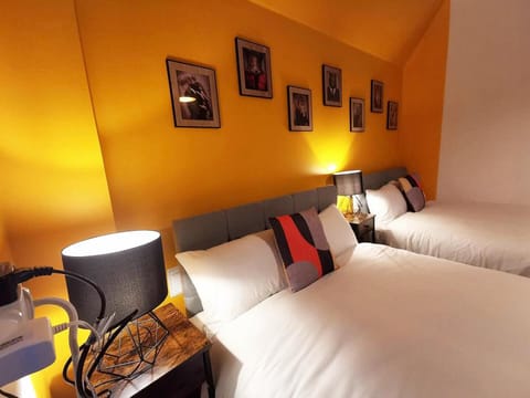 Spacious & comfy 4 bed house, 6 Beds, Free Private Parking & Wifi House in Wirral