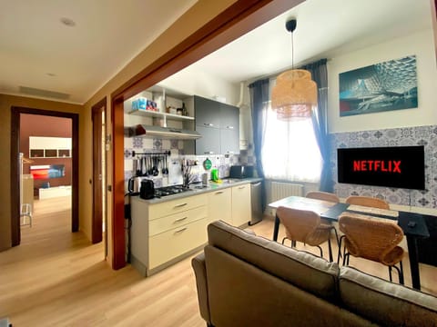 TV and multimedia, Coffee/tea facilities, Kitchen or kitchenette, Living room, Seating area, Dining area, dishwasher, minibar, stove