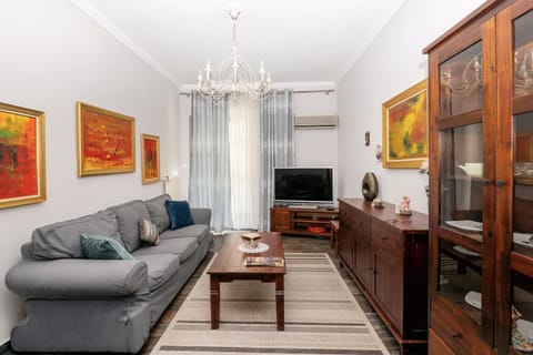 Communal lounge/ TV room, TV and multimedia, Living room, Seating area, Evening entertainment, air conditioner