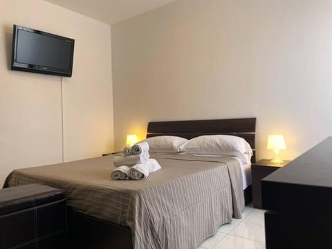 Bed, TV and multimedia, Photo of the whole room, towels