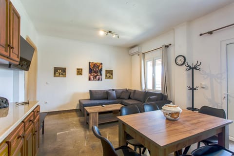 Kitchen or kitchenette, Living room, Seating area, Dining area