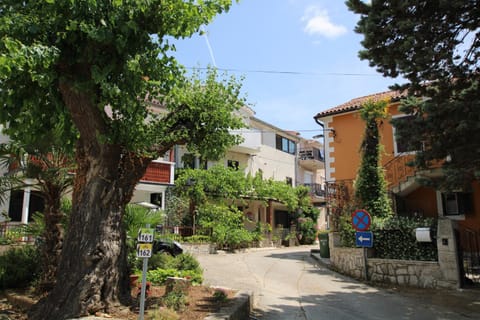Day, Neighbourhood
