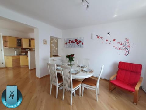 Seating area, Dining area, kitchen