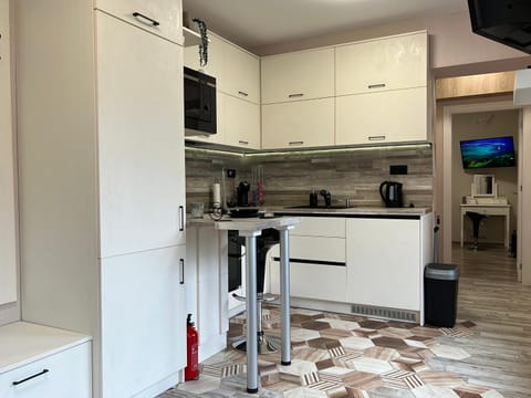 Communal lounge/ TV room, Coffee/tea facilities, Dining area, minibar, air conditioner