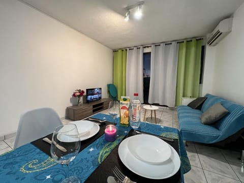 TV and multimedia, Living room, Food and drinks, Seating area, Dining area, Food, Drinks, air conditioner