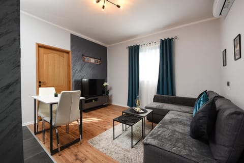 TV and multimedia, Living room, Decorative detail, Seating area, Dining area, hair dresser