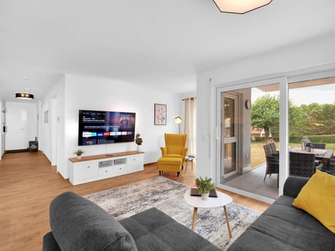 Garden, TV and multimedia, Balcony/Terrace, Living room, Garden view