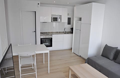 Kitchen or kitchenette, Living room, Dining area, minibar, pet friendly, toaster