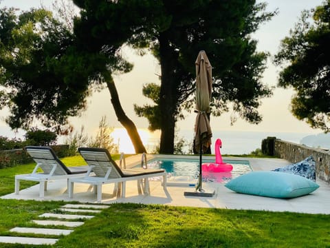 Day, Natural landscape, Garden, Living room, Seating area, Pool view, Swimming pool, sunbed