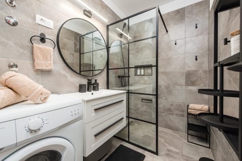 Shower, Bathroom, towels, washing machine