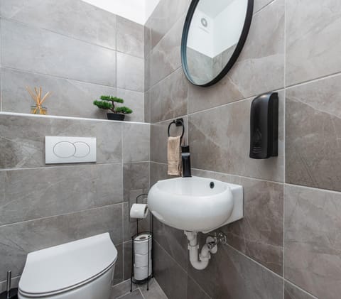 Toilet, heating, towels