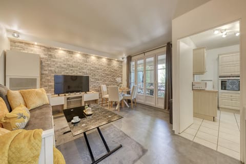 TV and multimedia, Kitchen or kitchenette, Living room, Seating area, Dining area, minibar, pet friendly
