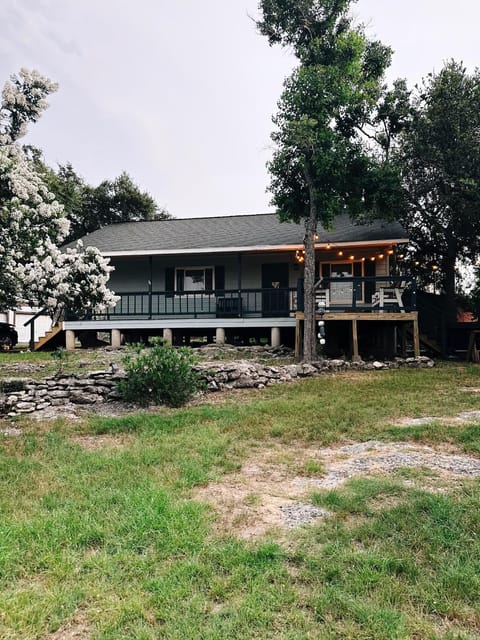 Lake View, Sleeps 8, HotTub, Firepit, Pet Friendly! House in Canyon Lake