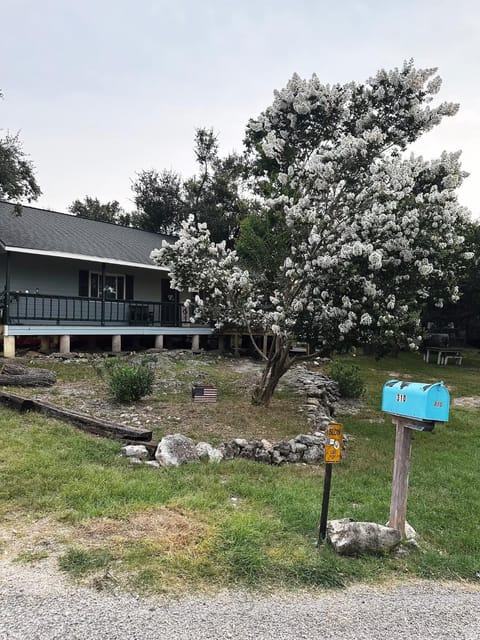 Lake View, Sleeps 8, HotTub, Firepit, Pet Friendly! House in Canyon Lake