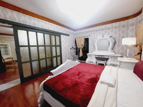 Bed, TV and multimedia, Living room, Photo of the whole room, Bedroom