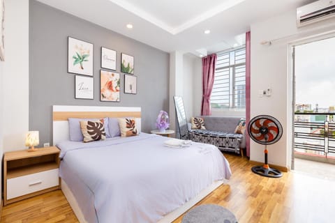 Bed, Photo of the whole room, Seating area, Bedroom, air conditioner