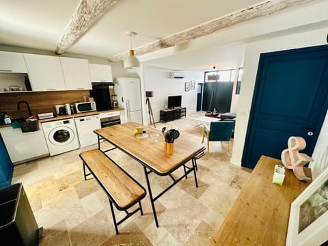 Kitchen or kitchenette, Living room, Seating area, Dining area, dishwasher, minibar, pet friendly, stove, washing machine, air conditioner