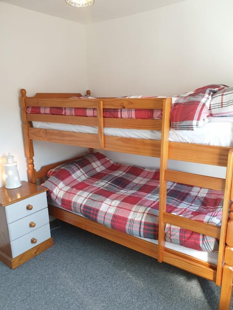 Bedroom, bunk bed