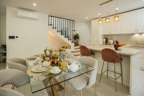 Coffee/tea facilities, Kitchen or kitchenette, Living room, Food and drinks, Seating area, Dining area, Food, Drinks