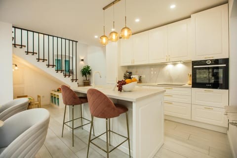 Kitchen or kitchenette, Living room, Seating area, Dining area, dishwasher, pet friendly, stove