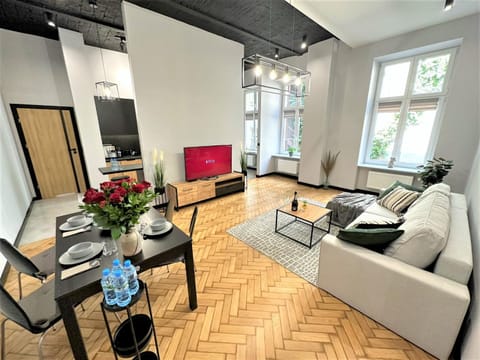 Kitchen or kitchenette, Living room, Seating area, Dining area, locker
