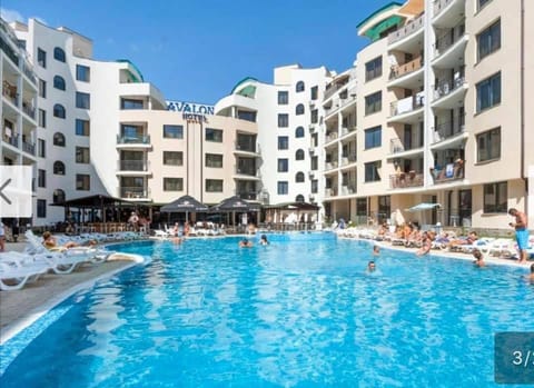 Property building, Day, Pool view, Swimming pool, sunbed