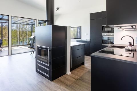 Villa Eslahti - Seafront/Jacuzzi Villa in Uusimaa