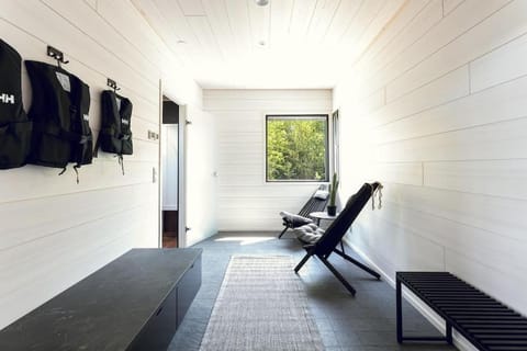 Villa Eslahti - Seafront/Jacuzzi Villa in Uusimaa