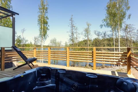 Villa Eslahti - Seafront/Jacuzzi Villa in Uusimaa
