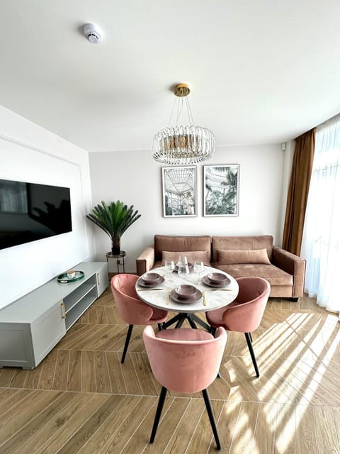 Communal lounge/ TV room, TV and multimedia, Living room, Seating area, Dining area