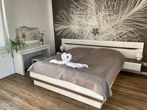 Bed, Photo of the whole room, Bedroom, towels